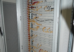 19-Zoll-Datenschrank mit passiver und aktiver DV-Technik