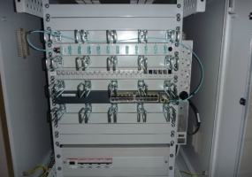 19-Zoll-Wandschrank mit passiver und aktiver DV-Technik und Elektro-Verteilung