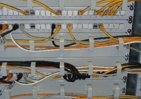 19-Zoll-Datenschrank im Rechenzentrum eines Behördengebäudes