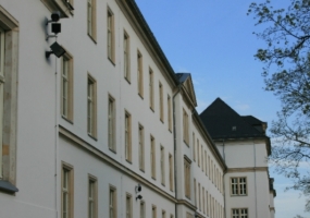 Videoüberwachung an der Fassade eines Behördengebäudes mit zusätzlichen Alarmstrahlern